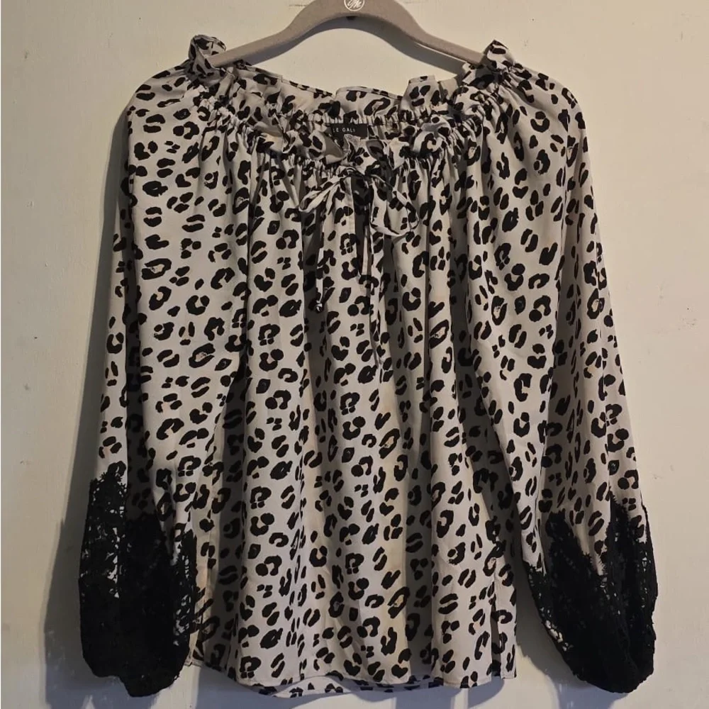 Elegant Black and White Leopard Blouse with Lace Trim - Picture 3 of 15